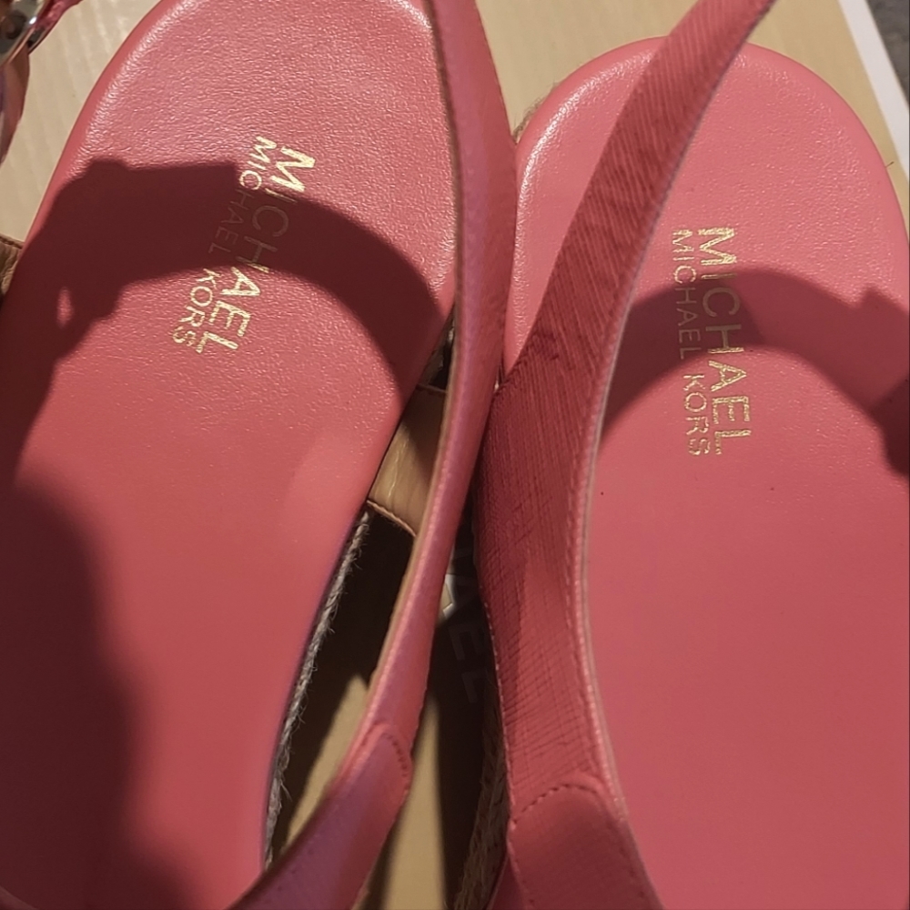 š·ļø NWB MICHAEL KORS CORAL PINK WEDGE SANDALS Size 9 - Picture 7 of 12